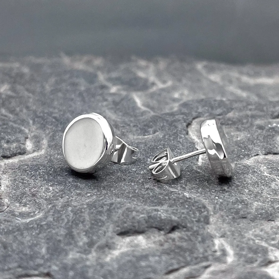 Piccoli – Tiny Sculpted Silver Discs – Stud