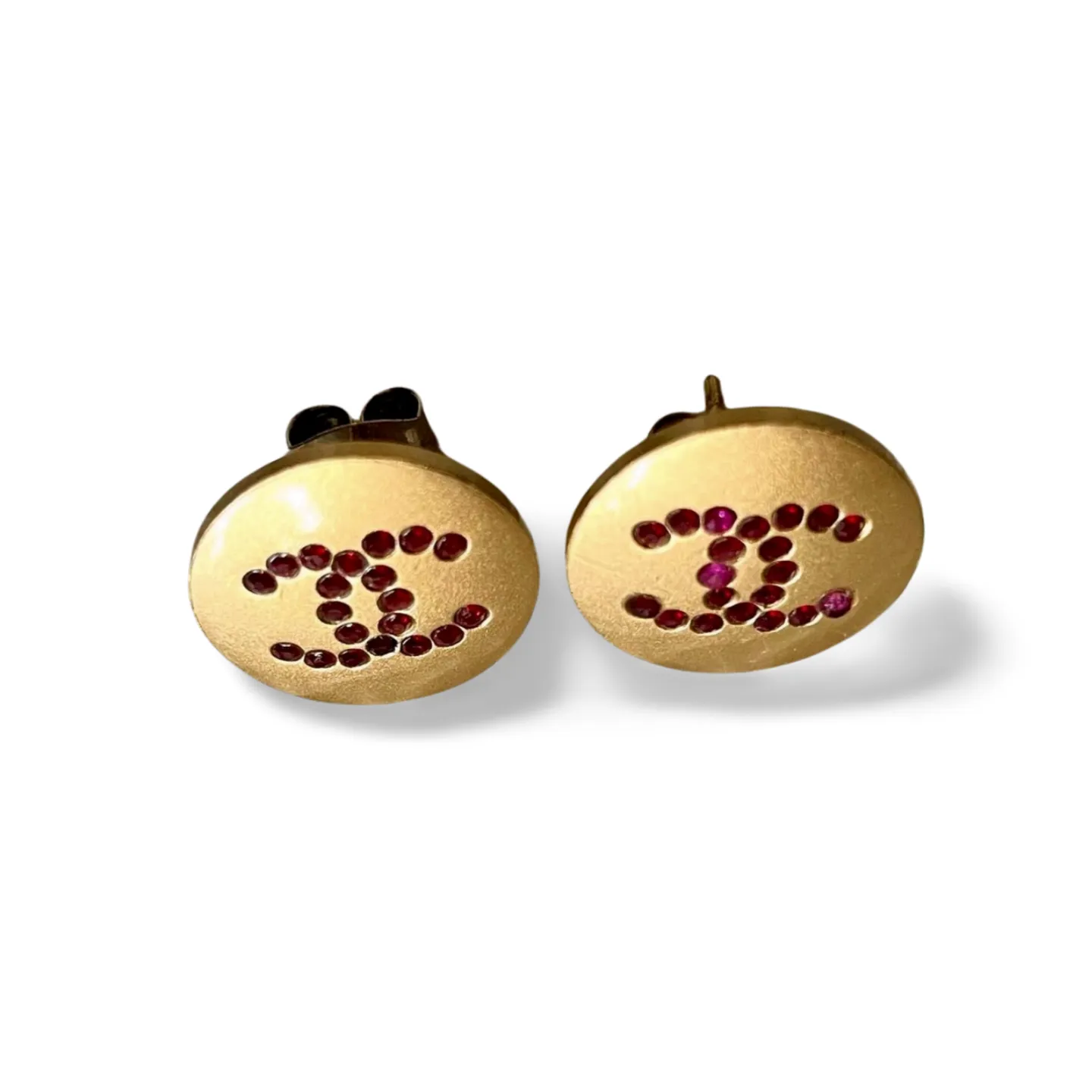 Vintage CHANEL golden round stud earrings with red rhinestone crystal CC marks. Pierced earrings. 060728br11
